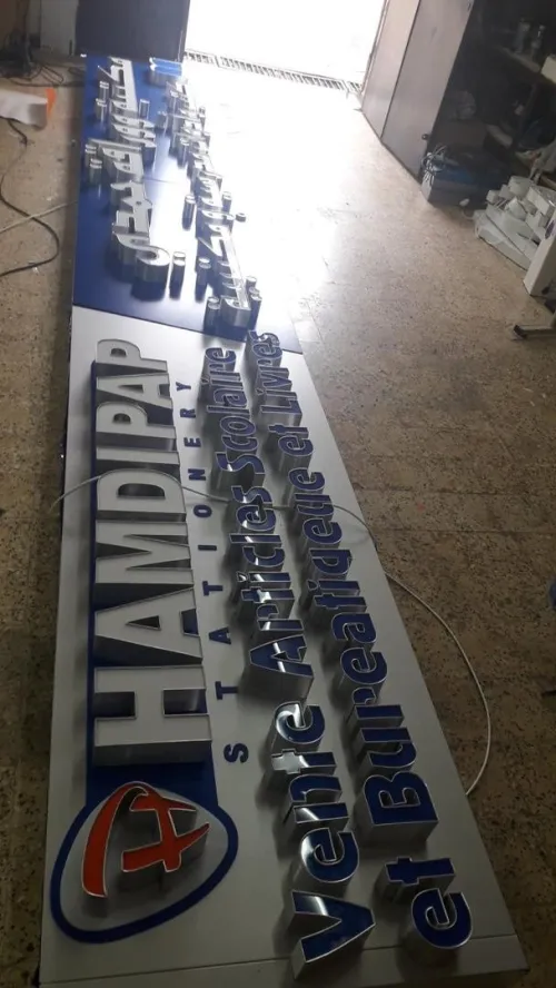  panneaux publicitaires /les enseignes lumineux / Montage Des Façades Alucobands