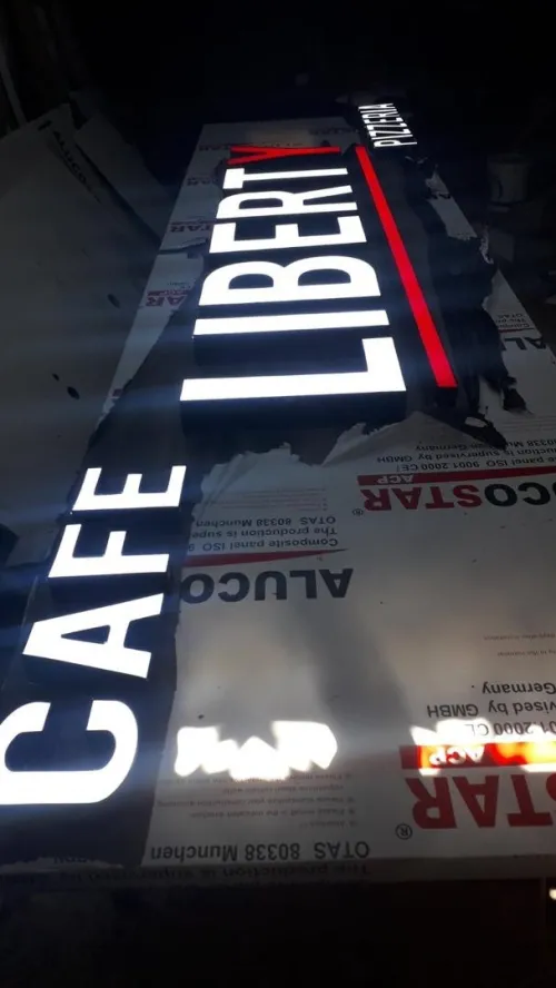  panneaux publicitaires /les enseignes lumineux / Montage Des Façades Alucobands