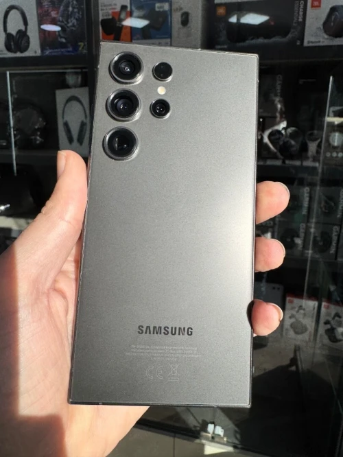 Samsung Galaxy S24 ultra 12G 256G etat comme neuf