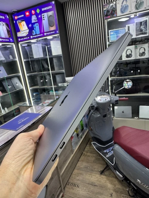 MacBook Pro 2019 8G 128G touch bar etat comme neuf