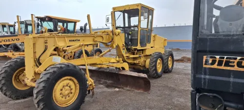 NIVELEUSE KOMATSU GD 661 2008