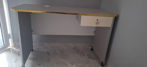 مكتب خشبي