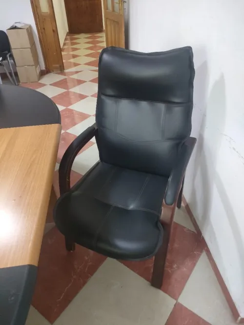 Table de réunion + 5 chaise en sky + 2fauteuils avec un pouf