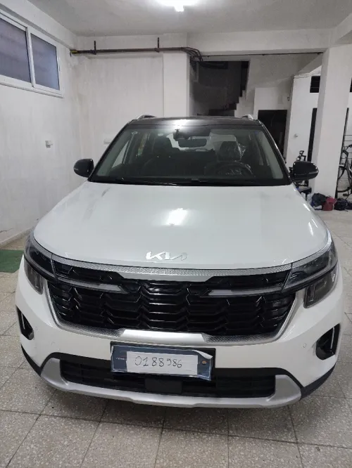 Kia Seltos 2025 Luxury black sunroof