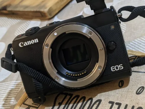 Canon EOS-M100