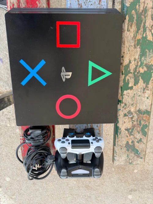 Play 4 pro noir avec support de charges et de manettes