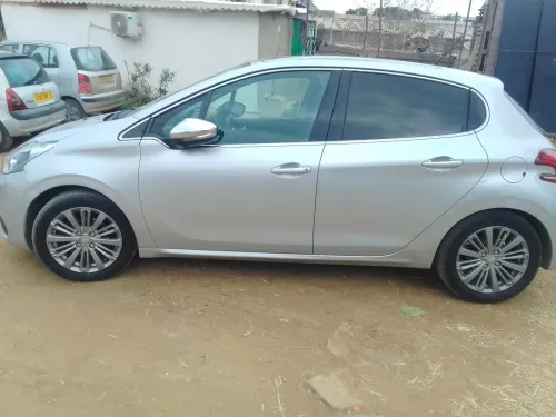 Peugeot 208 2015 Allure Facelift