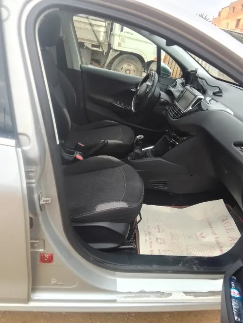 Peugeot 208 2015 Allure Facelift