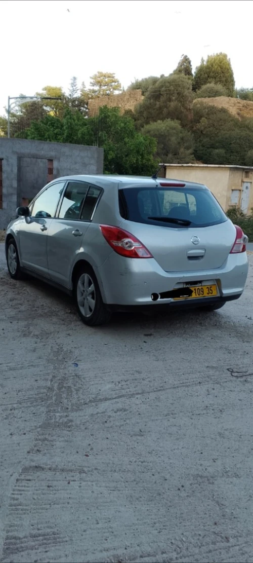 Nissan Tiida 5 portes 2009 Hatchback