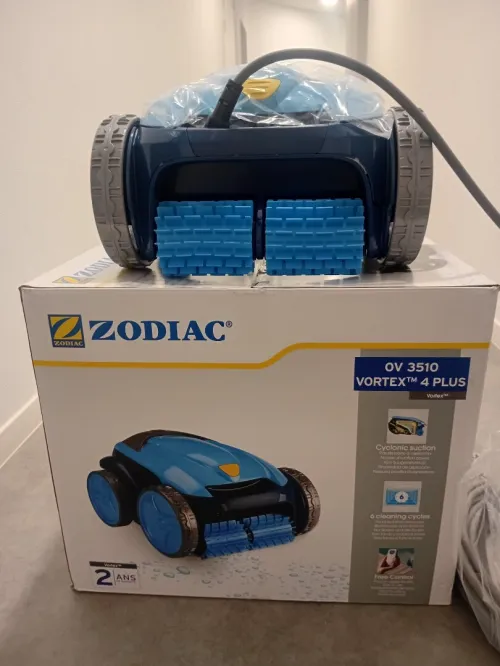 Robot pour nettoyage de piscines 