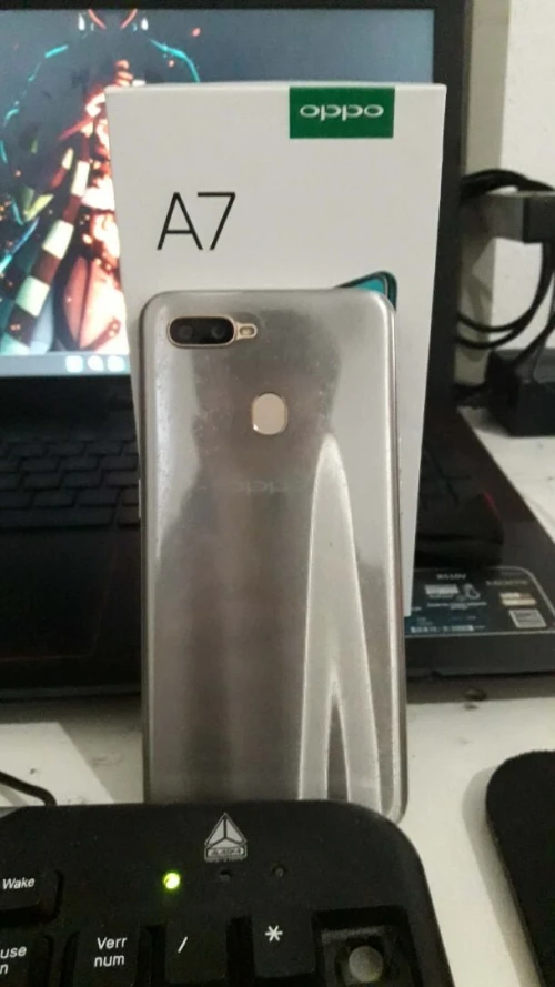 OPPO A7 (4/64) - Jamais ouvert - Avec boîte - Très propr oppo a7