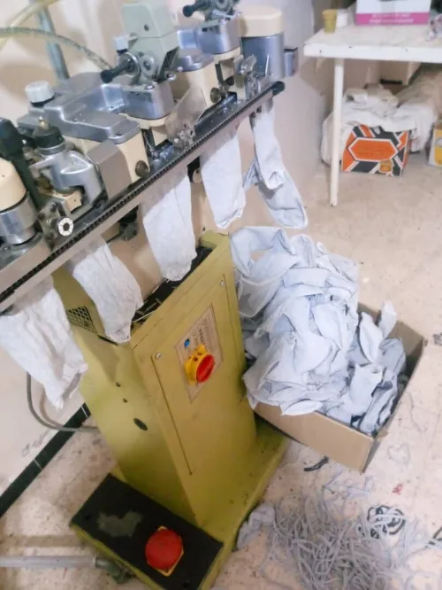 Atelier de fabrication chaussettes 