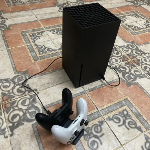Xbox Series X 1tb avec 2 manettes