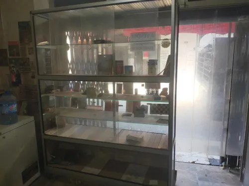 Étagère avec comptoir et vetrine alimenem 