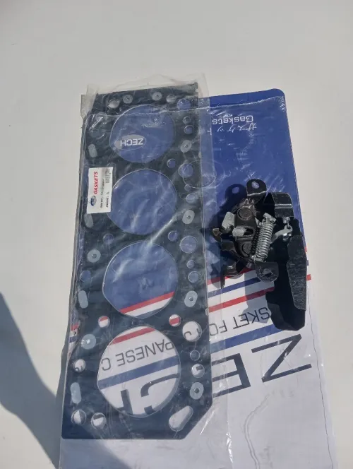  joint de culasse  poignet de porte arrière et serrure de capot avant