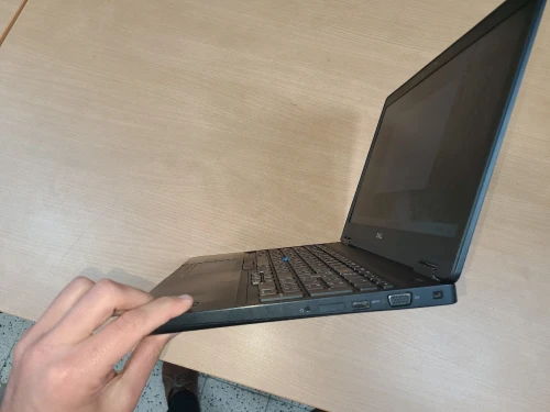 Dell Latitude 5590 15.6 Pouces Full HD i5 8350U Octa-Core 16 GB Ram DDR4 512 GB SSD Nvme
