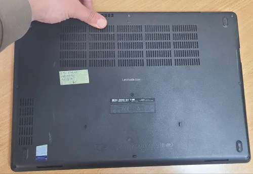 Dell Latitude 5590 15.6 Pouces Full HD i5 8eme VPro 16 GB Ram DDR4 512 GB SSD
