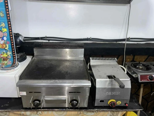 Four a pizza italienne 380 et plaque cuisson et friteuse gaz 