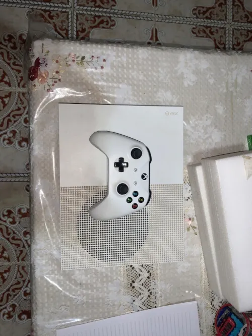 XBOX ONE S + CD GTA 5 + MANETTE ORIGINAL 