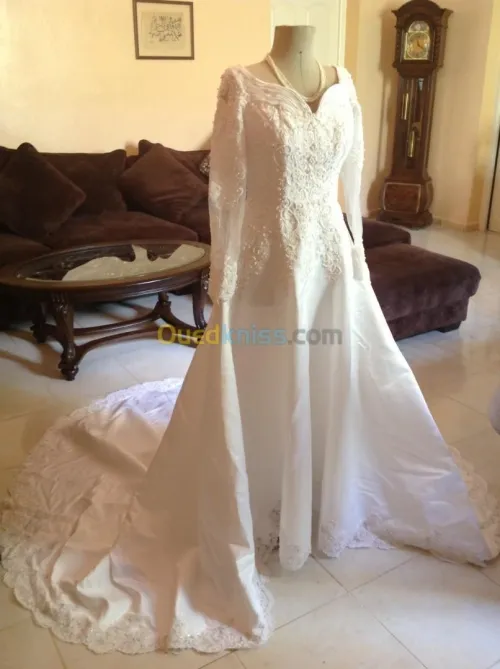 robes blanches et de soirées neufs 