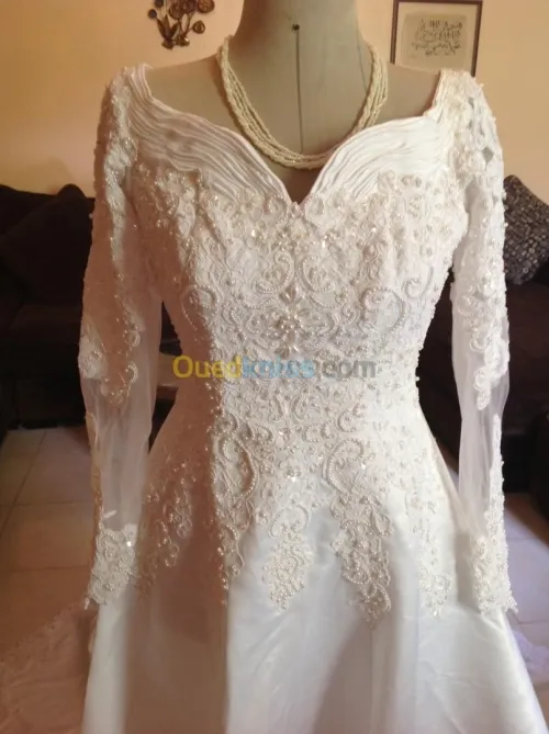 robes blanches et de soirées neufs 