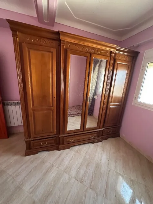 Armoire, avec la la coiffeuse et les tables de nuit