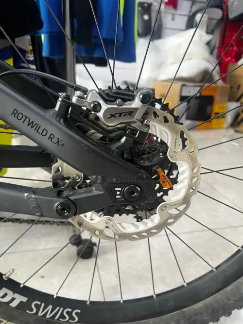 Vélo électrique la marque Porsche illimité 250 pièces sur le monde se vélo numéro 21 avec charger 