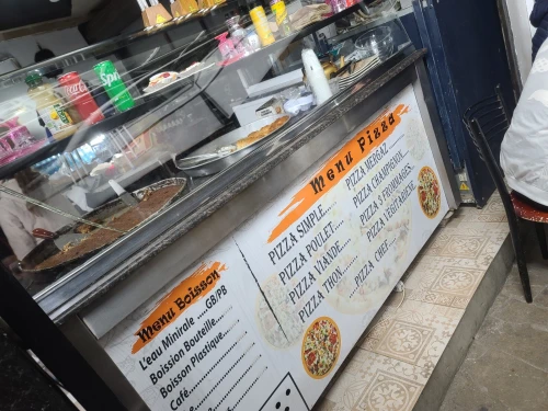 2 frigo presentoire et 5 table