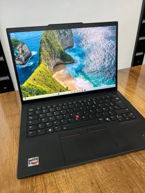 Thinkpad P14s Gen 5 ryzen 7 pro 8840Hs 32ddr5 / 1TB nvme AMD readon 780M4GB