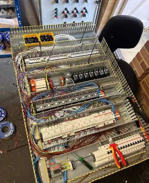 Électricien bâtiment et industrielle qualifié