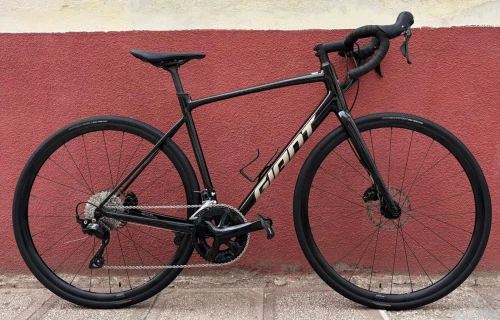 Vélo Route Haute de gamme avec un magnifique kit qui rassemble la modernité et la performance 