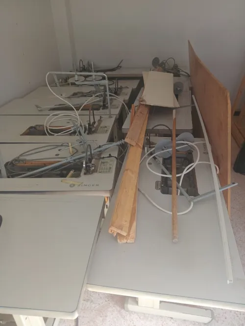 Machines à coudre et tables