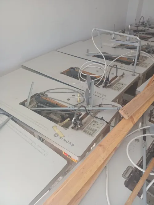 Machines à coudre et tables