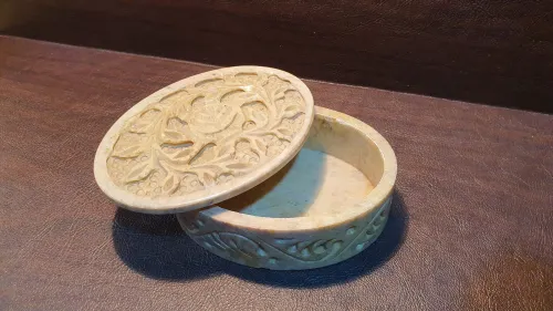 Jolie petit coffret à bijoux (boite) en marbre sculpté ovale