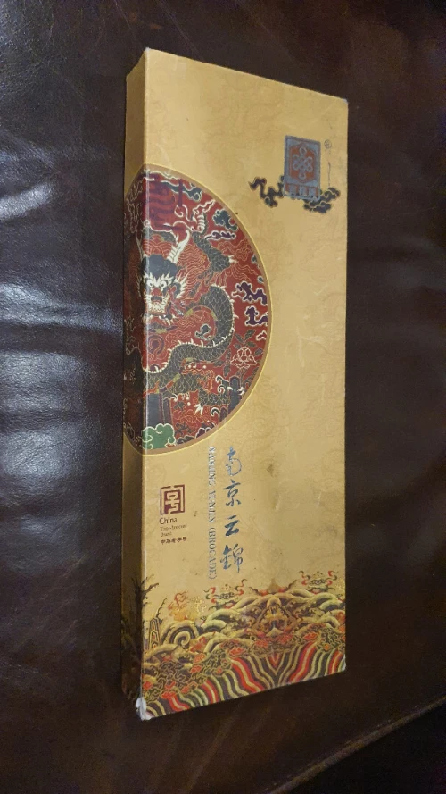 Cravate chinoise en brocart dragon bordeaux et doré , NANJING YUNJIN  LIQUIDATION