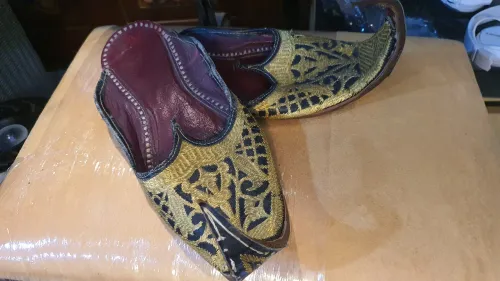 Babouche traditionnelle indienne: bouts relevés, avec motifs de broderies doré, cousue main.