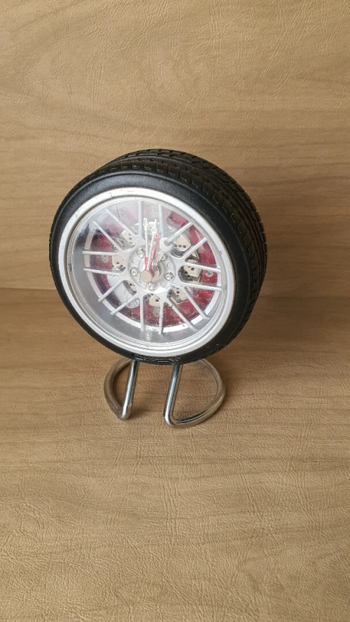 Réveil de table, pneus de voiture