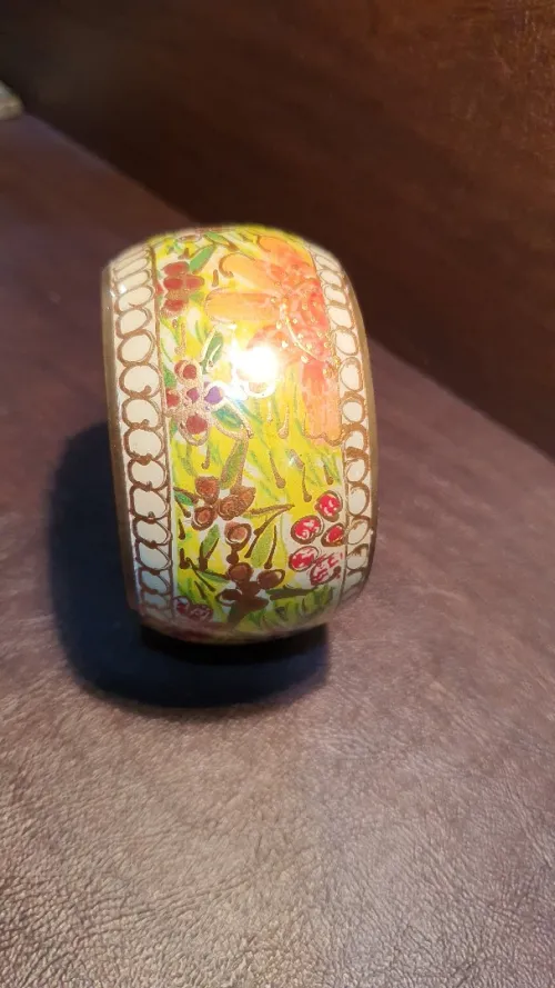 Beau bracelet cloisonné en laiton doré, à décor floral
