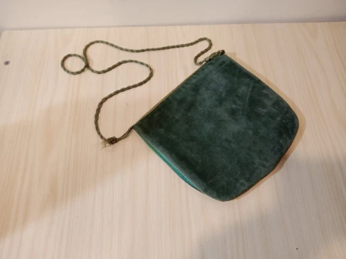 Joli sac / sacoche artisanal en velours vert avec motifs brodés 