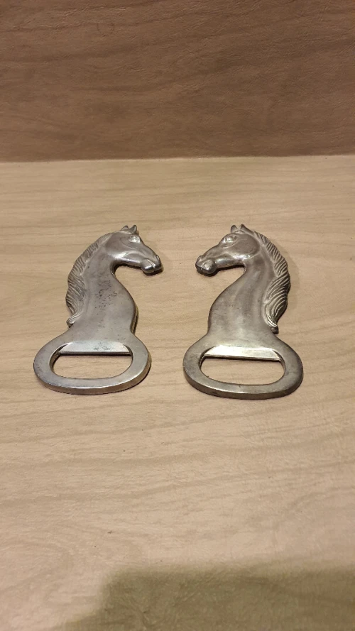 Elegant Décapsuleur (ouvre boutail) rétro en métal argenté. Motif buste de cheval. Années 1970.