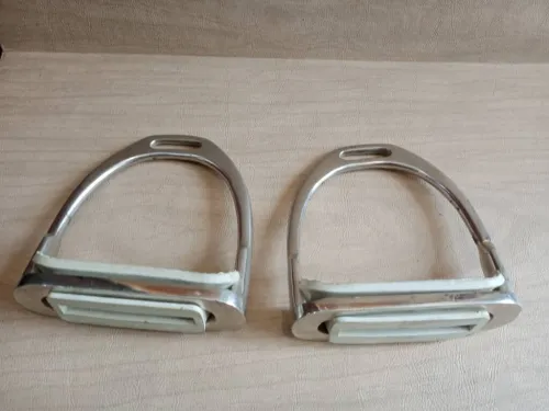 Paire d'Étriers classiques inox avec semelles antidérapantes en caoutchouc; équitation, cheval