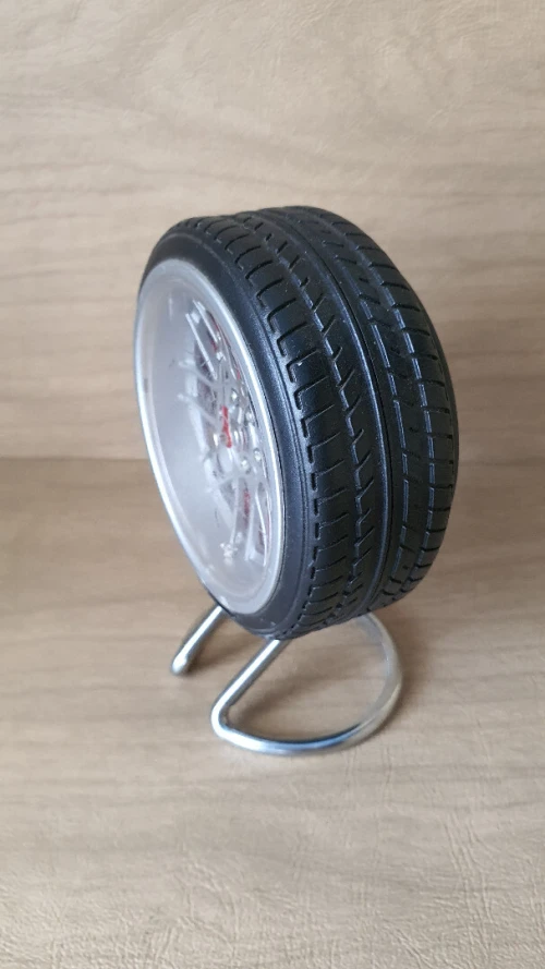 Réveil de table, pneus de voiture