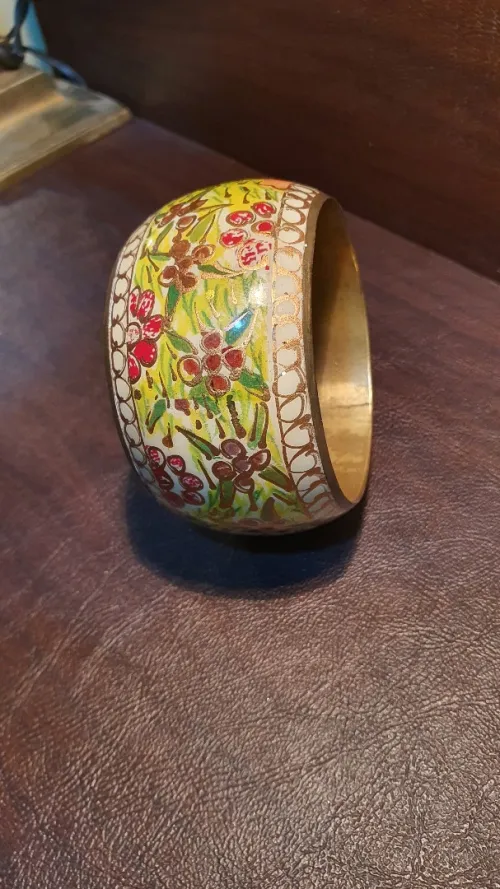 Beau bracelet cloisonné en laiton doré, à décor floral