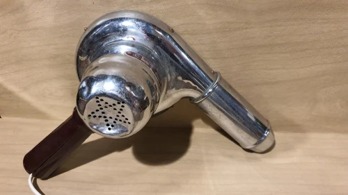 Sèche-cheveux vintage en inox et bakélite de la marque Calor, années 1950.