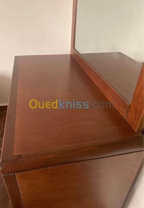 Coiffeuse avec miroir et 3 tiroirs + lit (cadre) + 2 tables de nuit (bois rouge 1er choix)