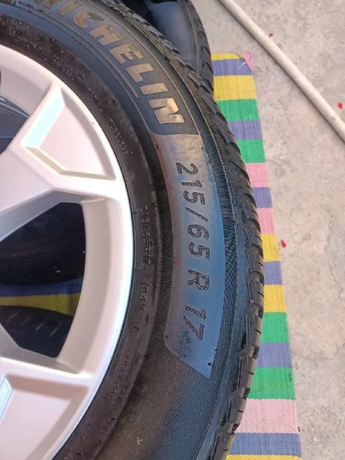 À vendre 04pneus Michelin avec alliage 