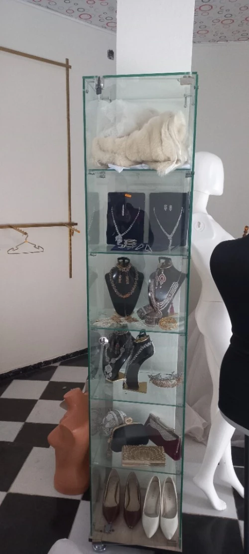 مكتب وخيانة زجاجية وإكسسوارت