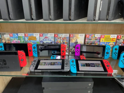Nintendo switch avec toutes ces accessoires et ça boîte Flasher avec puce + carte mémoire 64 Go + Plein de jeux installer