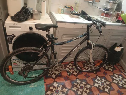 Bonjour je vends vélo Venu de France bonne occasion appelle moi 