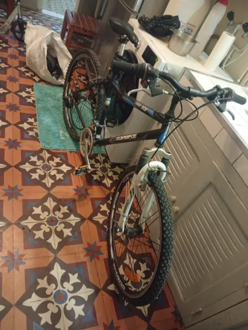 Bonjour je vends vélo Venu de France bonne occasion appelle moi 